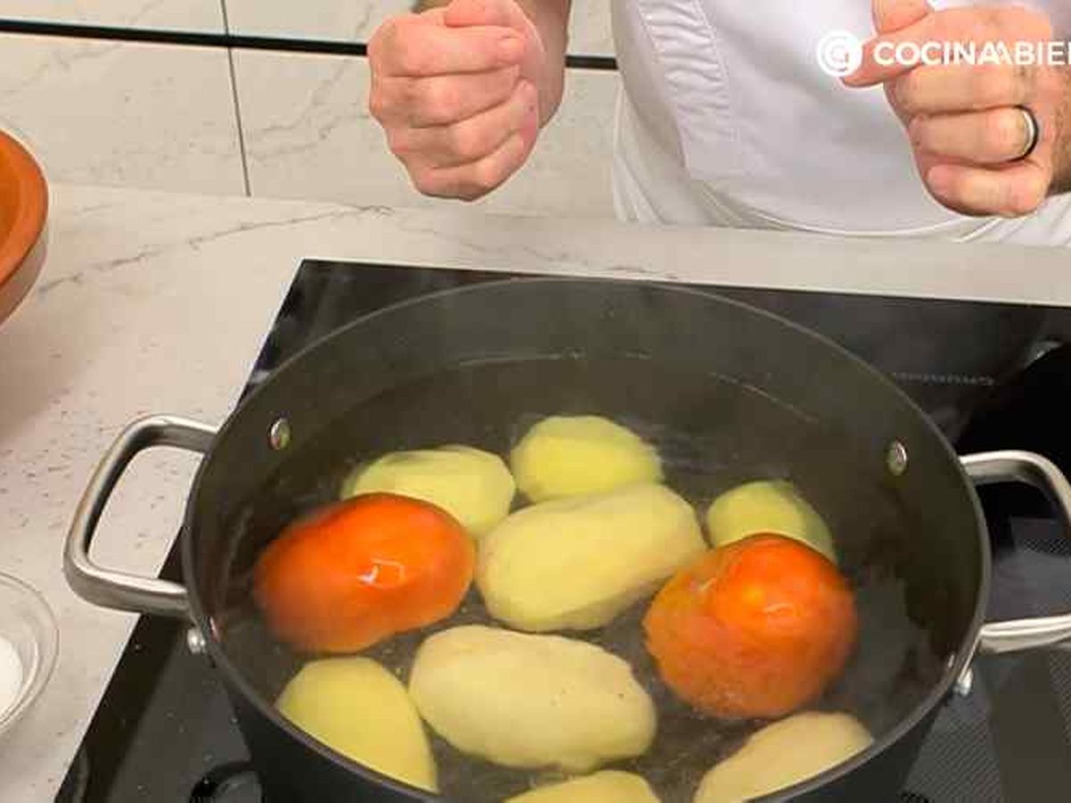 Cuece las patatas y los tomates