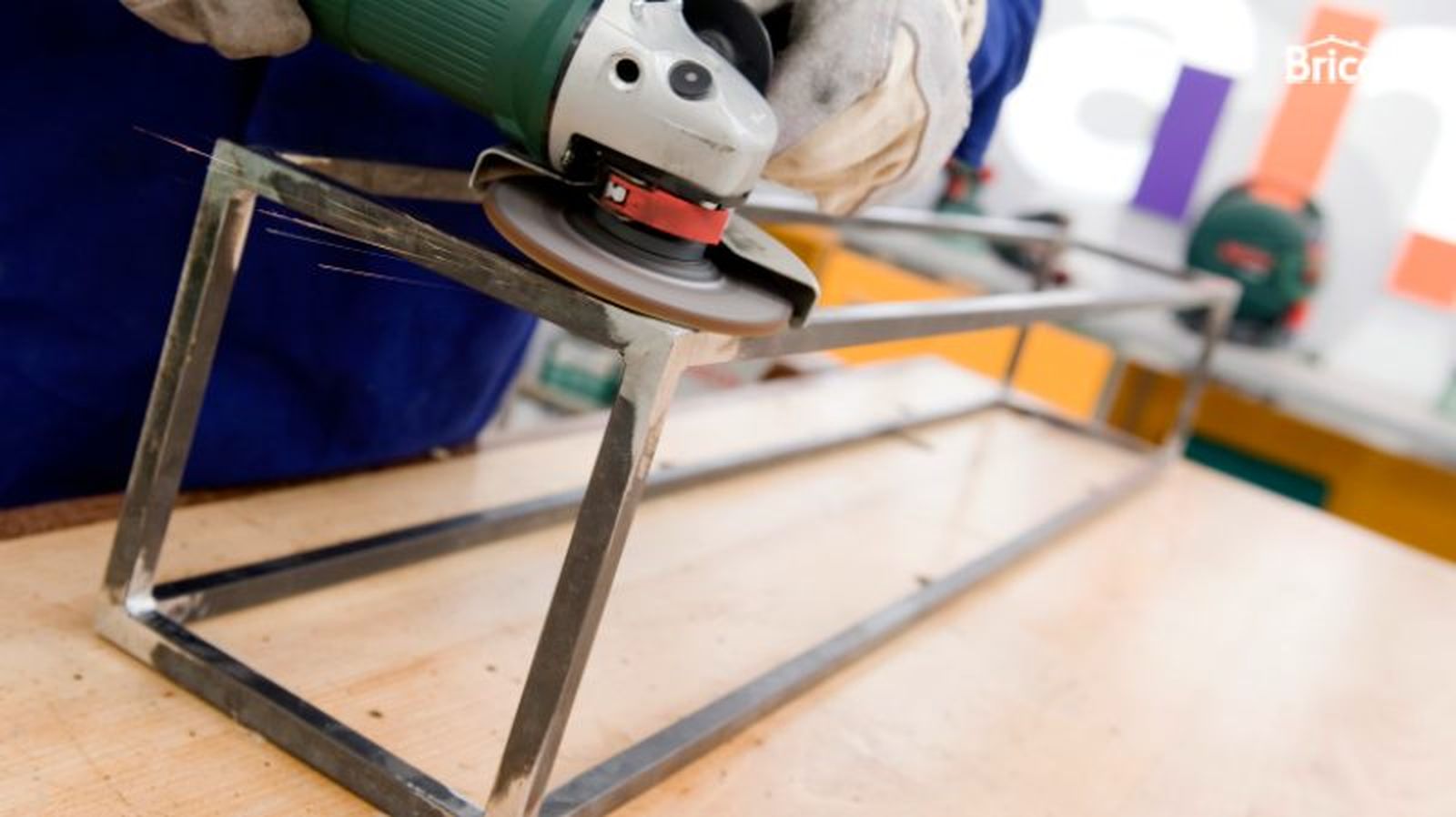 Construcción de un mueble con hierro