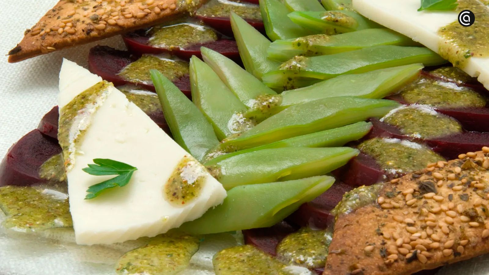 Ensalada de remolacha y queso con pesto de pistachos, receta de Karlos Arguiñano