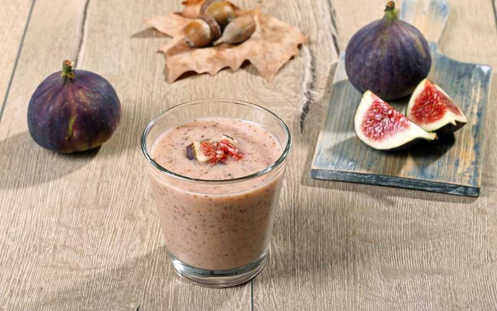 Un saludable batido de higos, elaborado con leche de avena Un saludable batido de higos, elaborado con leche de avena