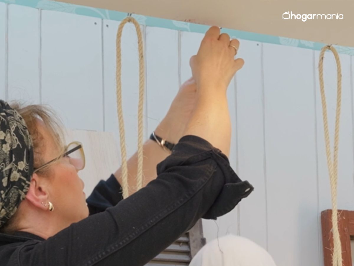 Atornillamos las alcayatas en el techo o superficie superior para colgar el columpio.