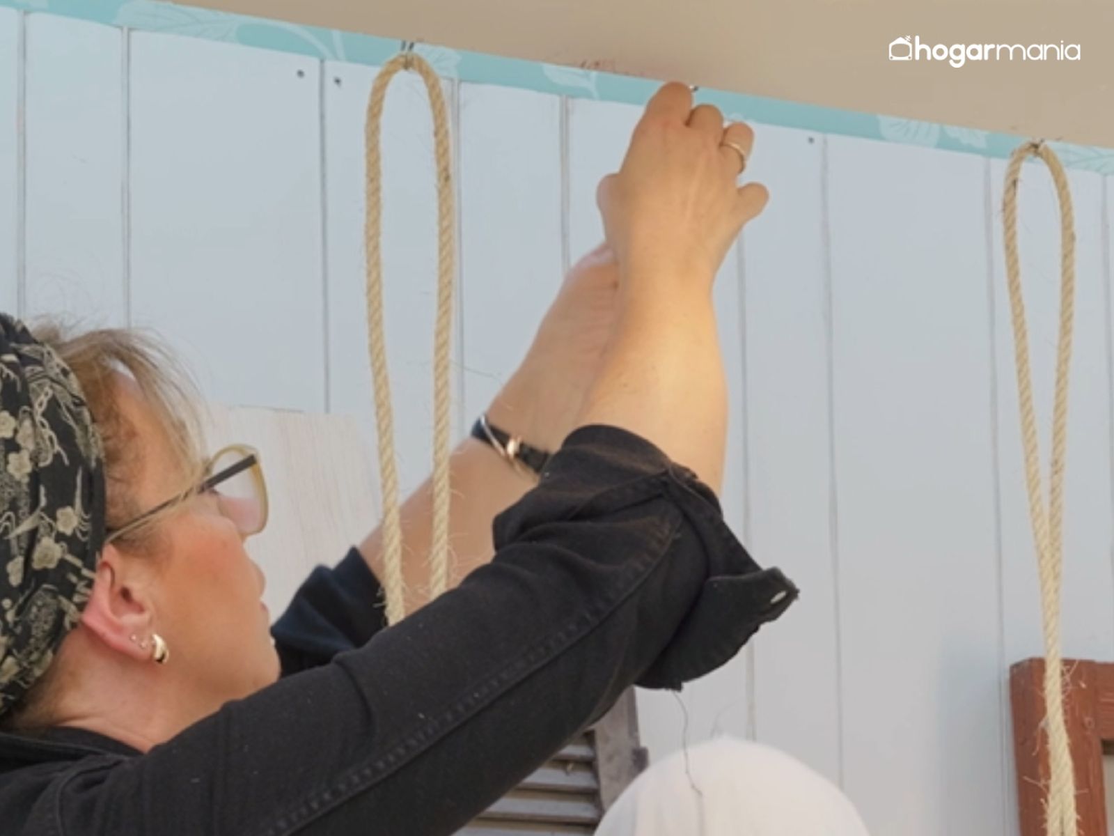 Atornillamos las alcayatas en el techo o superficie superior para colgar el columpio. Atornillamos las alcayatas en el techo o superficie superior para colgar el columpio.