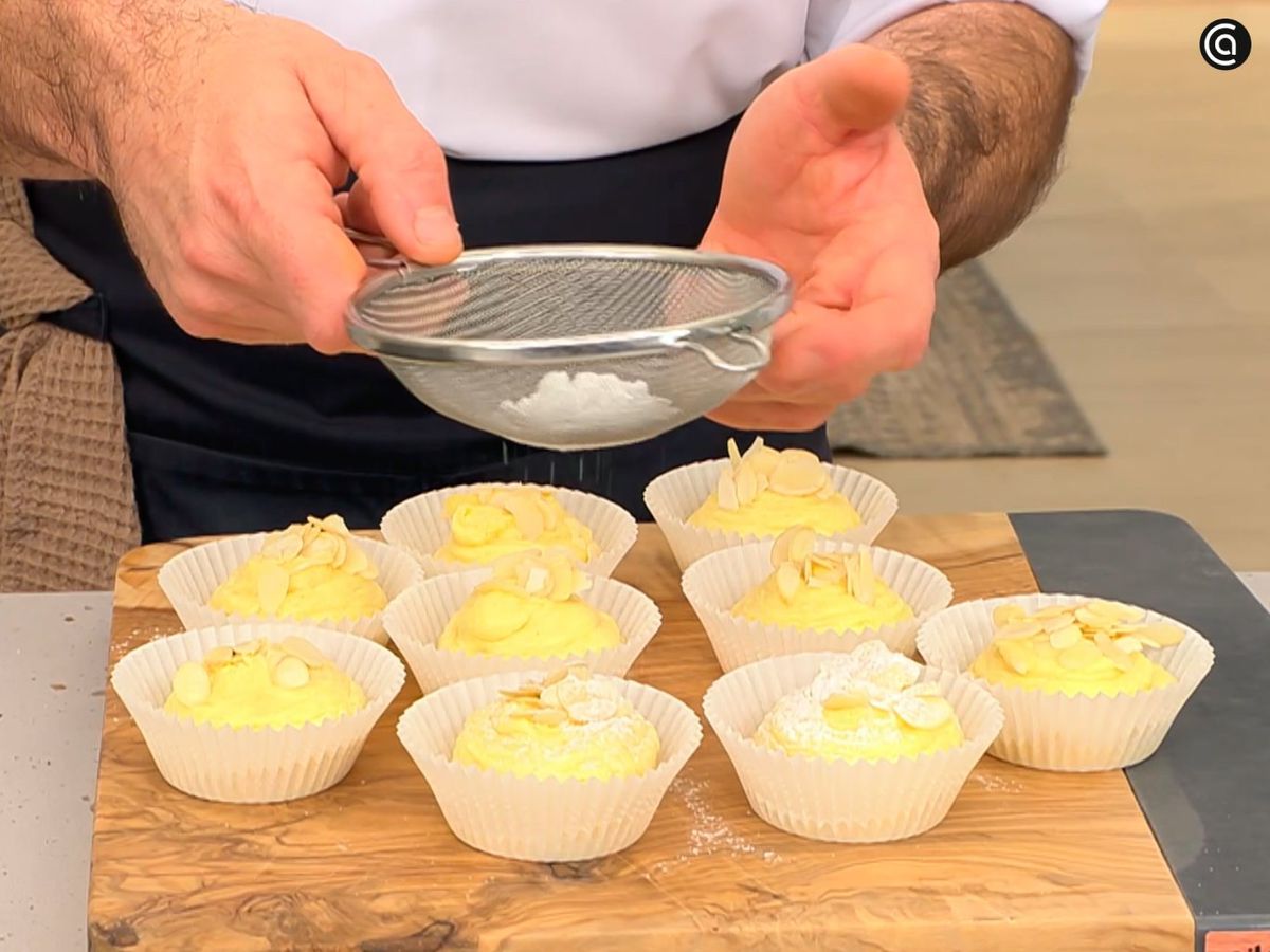 Espolvorea almendras fileteadas y azúcar glas