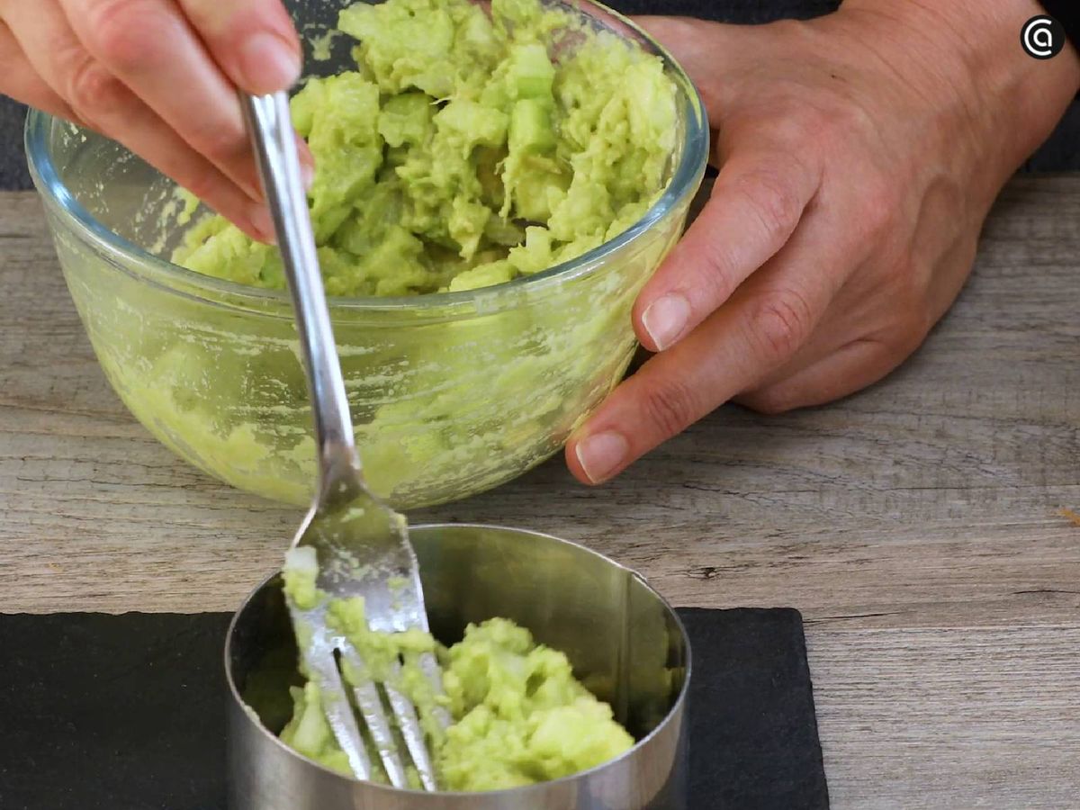 Monta el tartar poniendo la mezcla de aguacate en la base