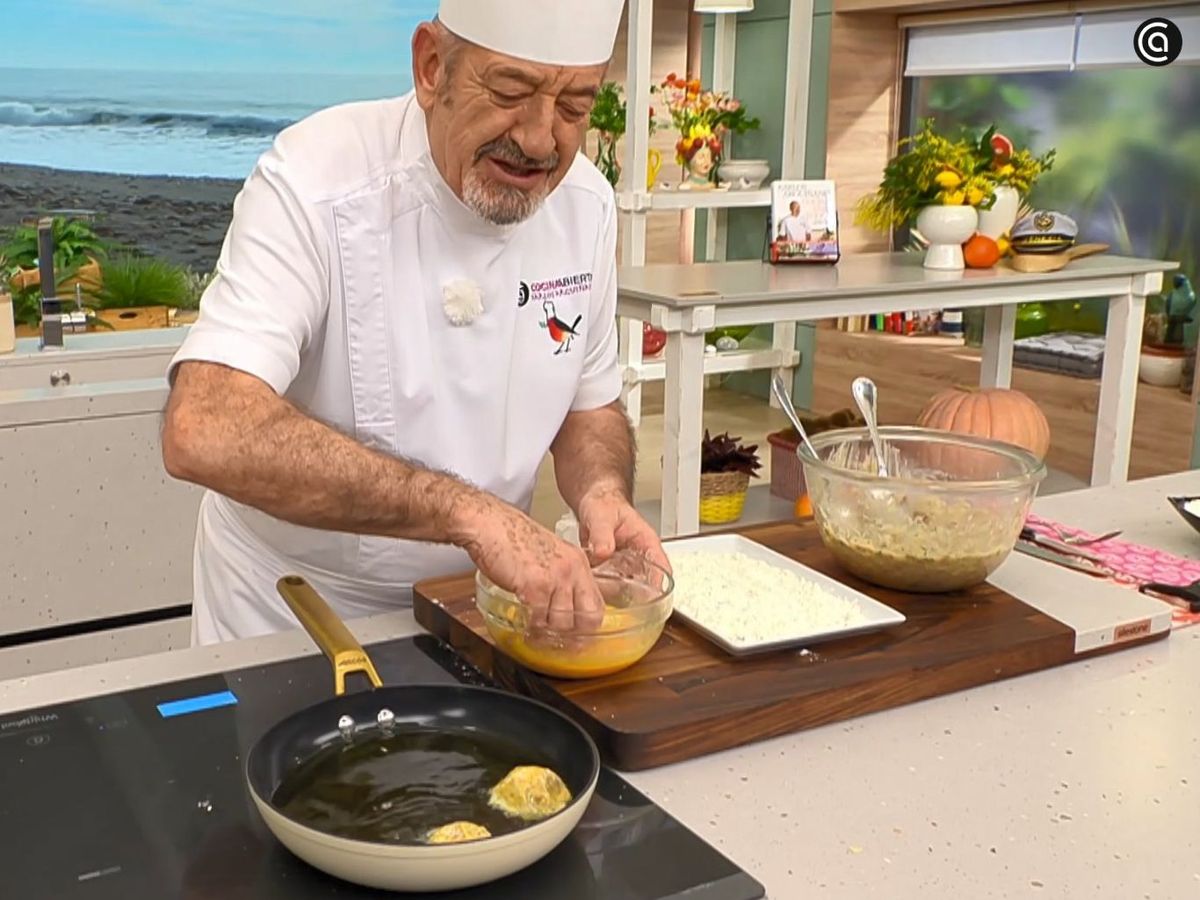 De forma a las albóndigas, reboza con huevo y fríelas