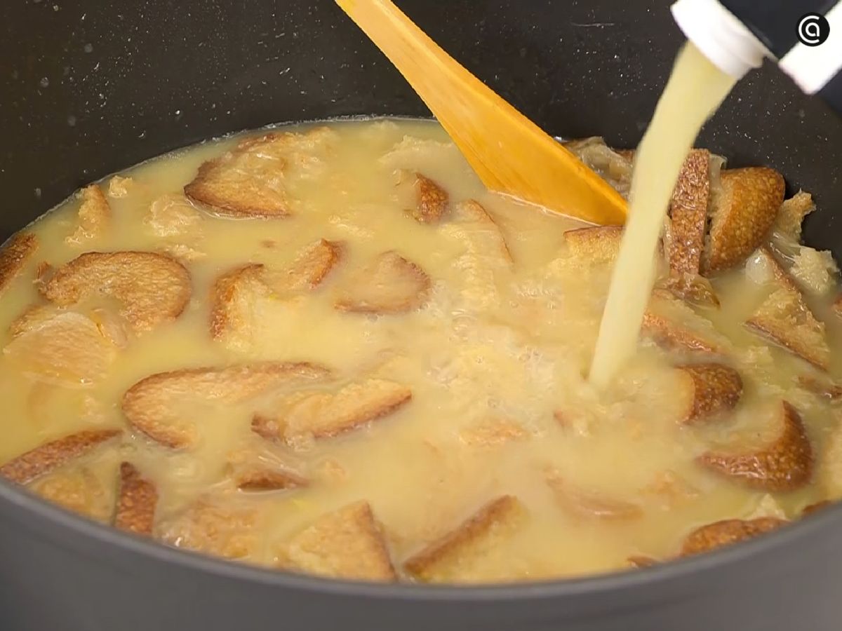 Incorpora el caldo para preparar la sopa de cebolla