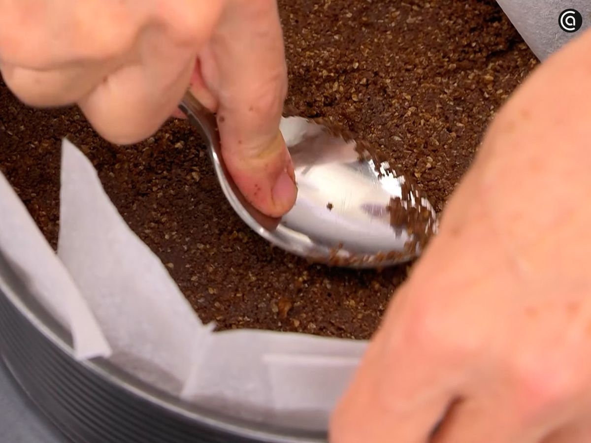 Prepara la base de galleta y extiéndela en el molde
