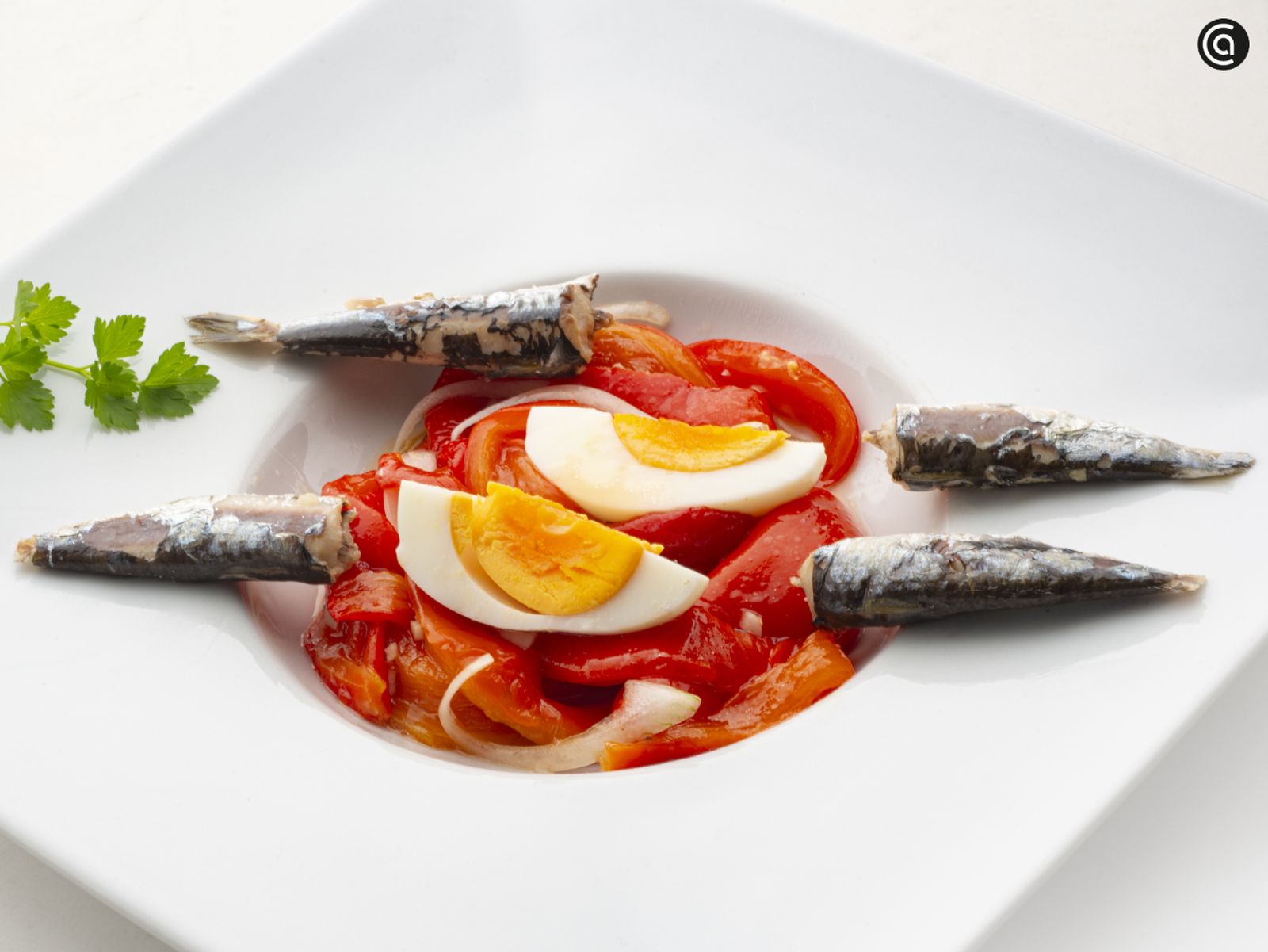 Ensalada de pimientos morrones con sardinillas y huevo cocido