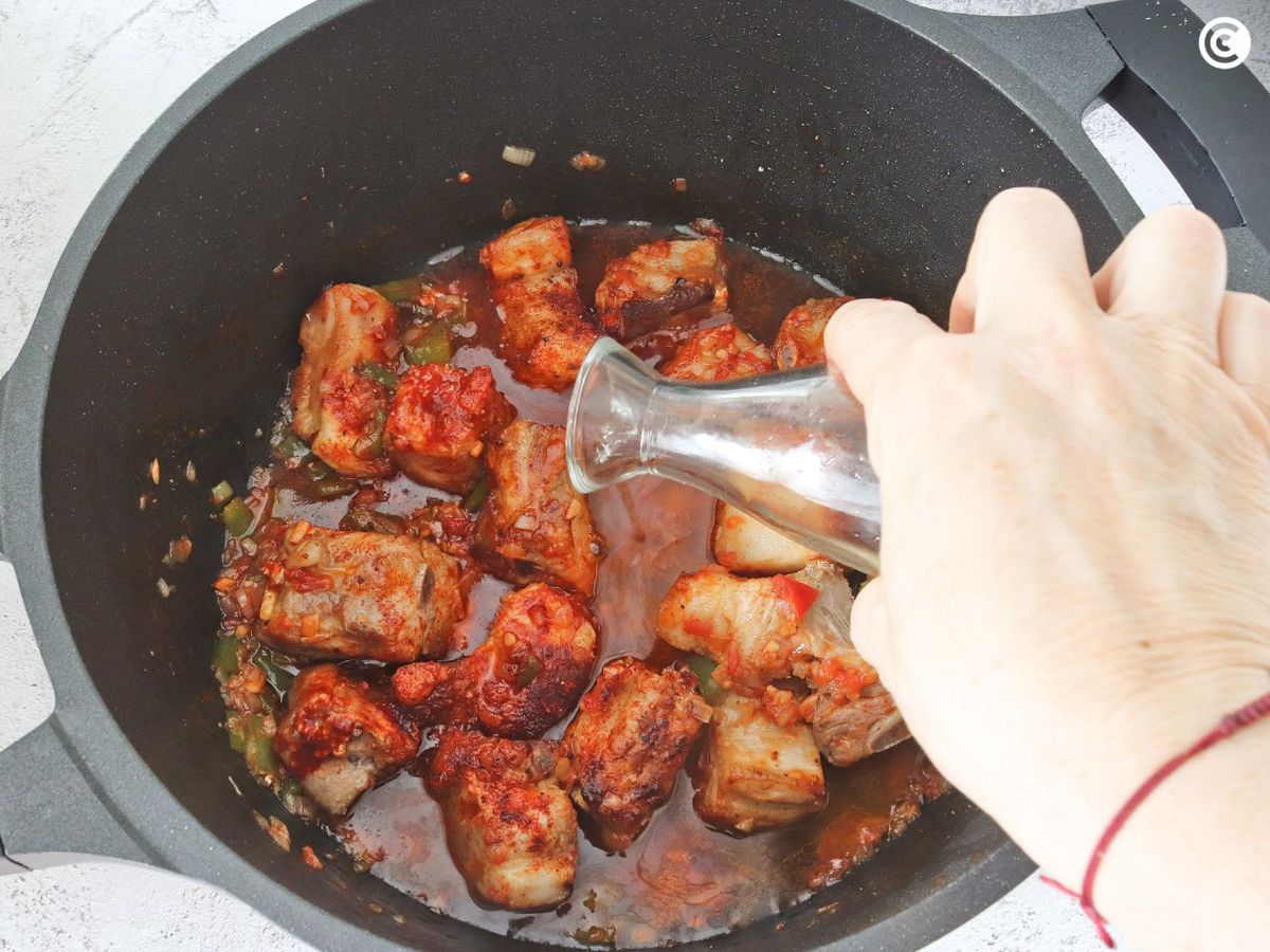 Añadir vino blanco al guiso de patatas con costillas