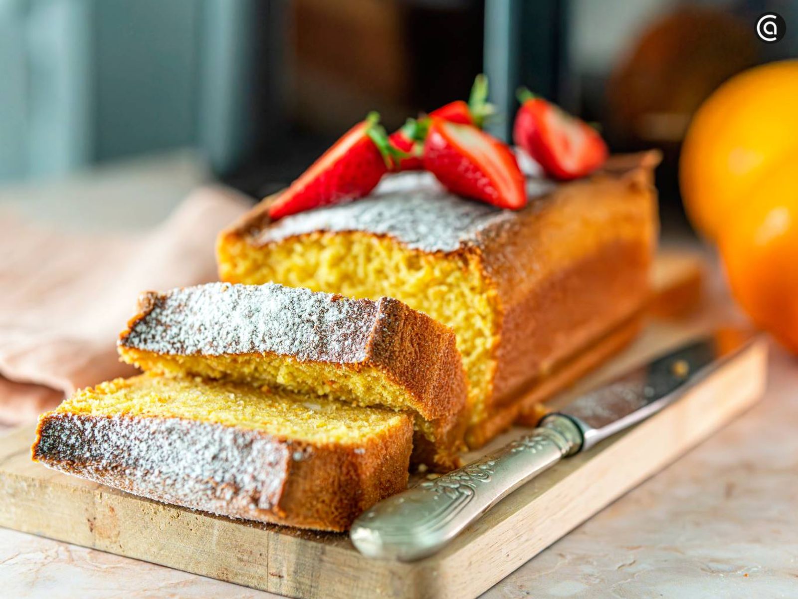 Bizcocho de naranja esponjoso y húmedo, perfecto para el desayuno o la merienda
