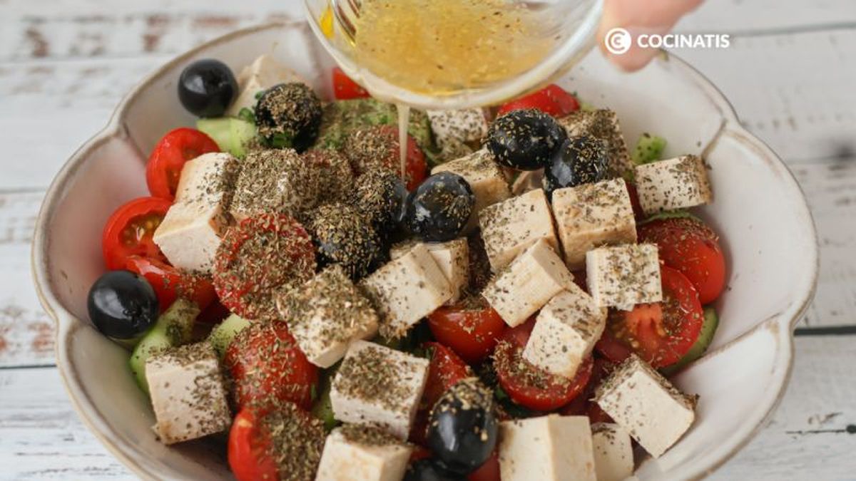 Aliñamos la ensalada de pepino