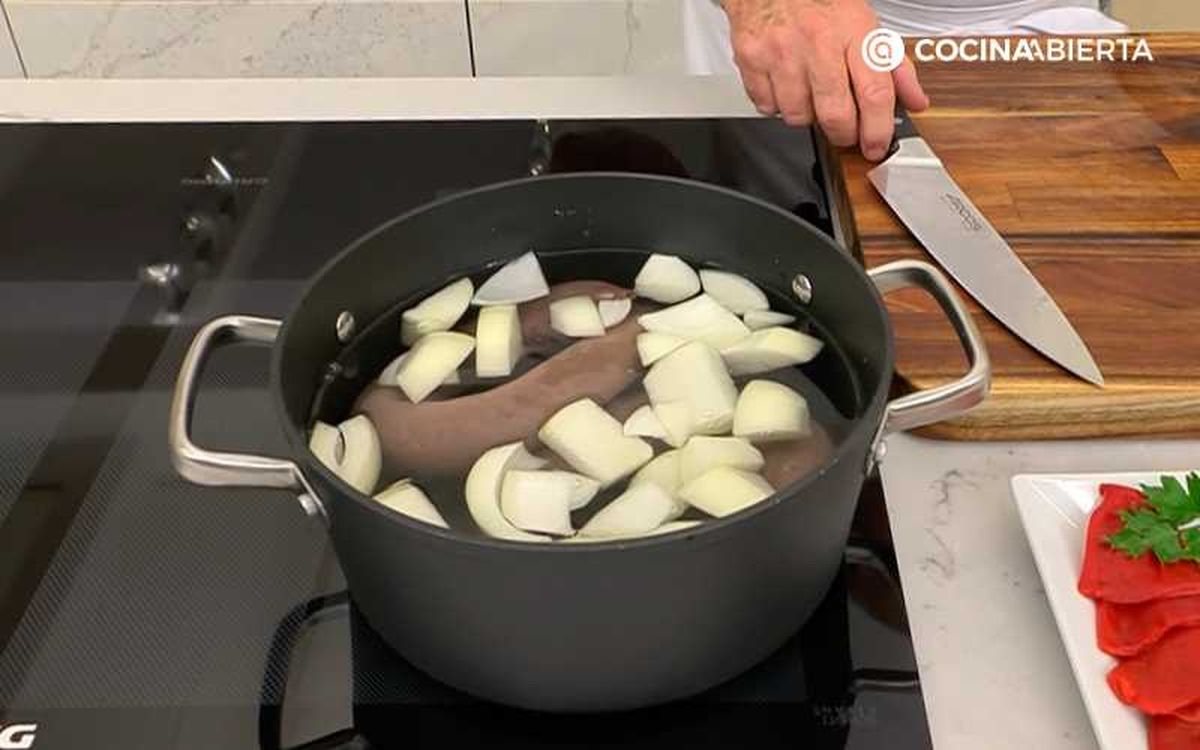 Cuece la morcilla con la cebolla y el puerro