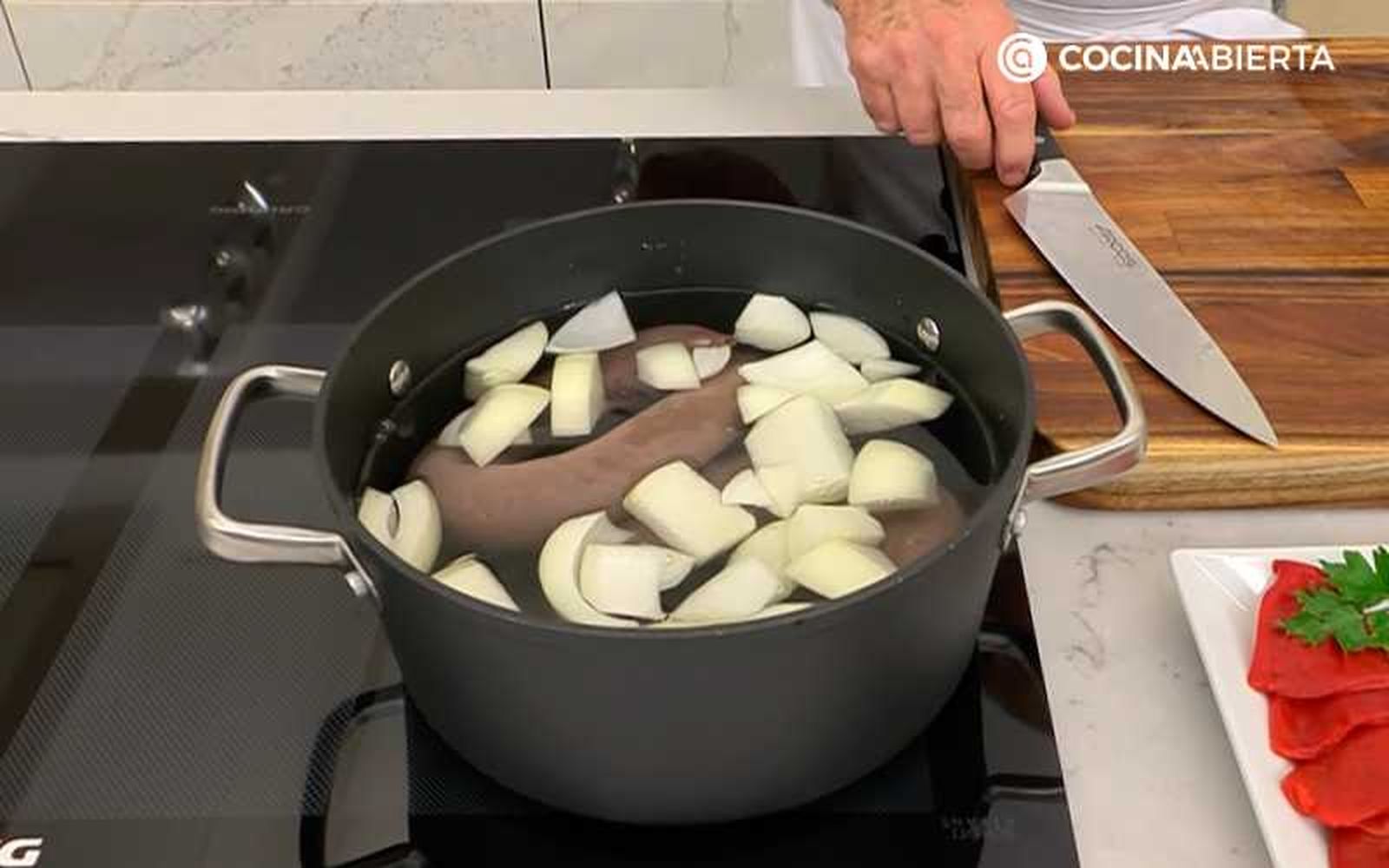 Cuece la morcilla con la cebolla y el puerro Cuece la morcilla con la cebolla y el puerro