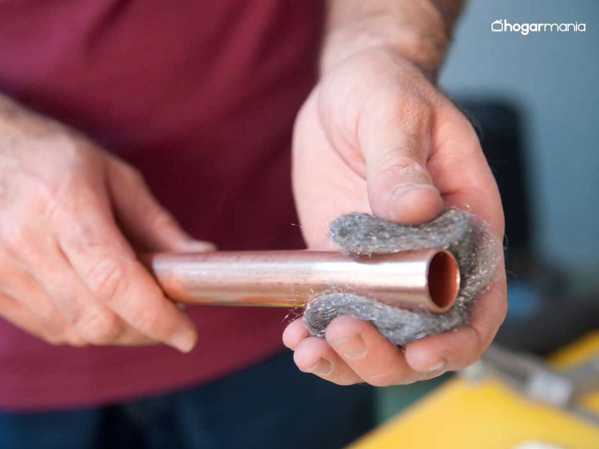 Retira las rebabas y limpia las zonas de unión