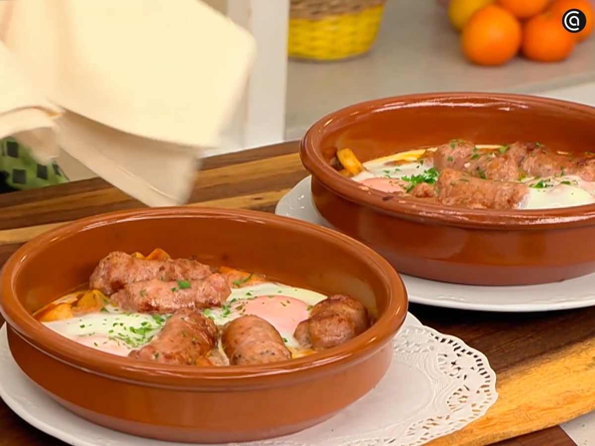 Espolvorea perejil picado sobre los huevos con butifarra al plato