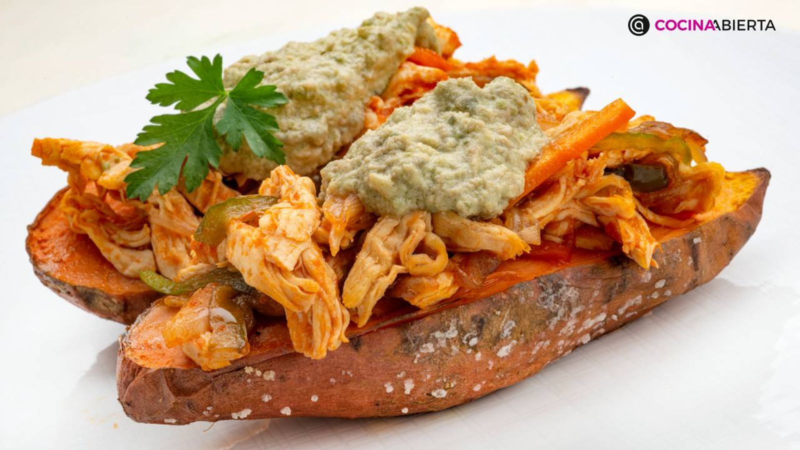 El boniato al horno es perfecto para rellenar con pollo y verduras, o comerlo tal cual como acompañante