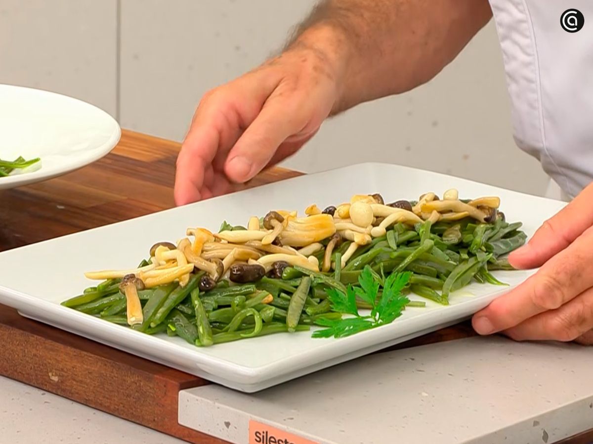 Acompaña las judías verdes con setas y termina con perejil