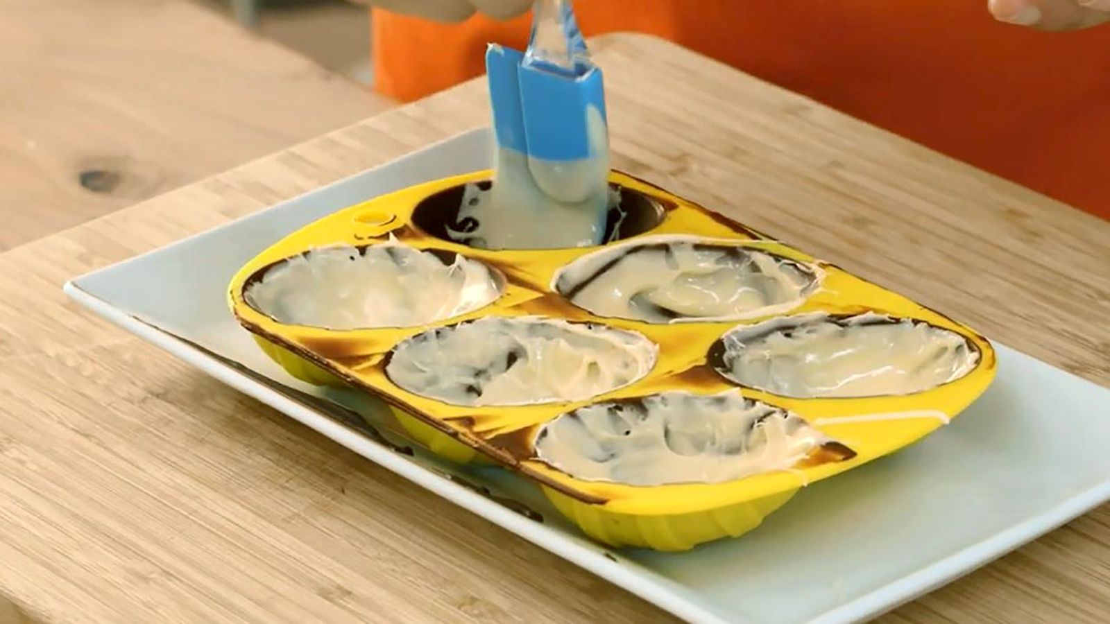 Agrega el chocolate blanco a los moldes Receta de huevos de pascua de chocolate paso 3