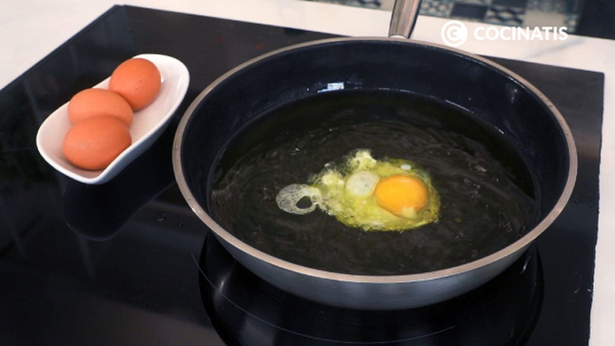 receta huevos rotos con gulas paso 2