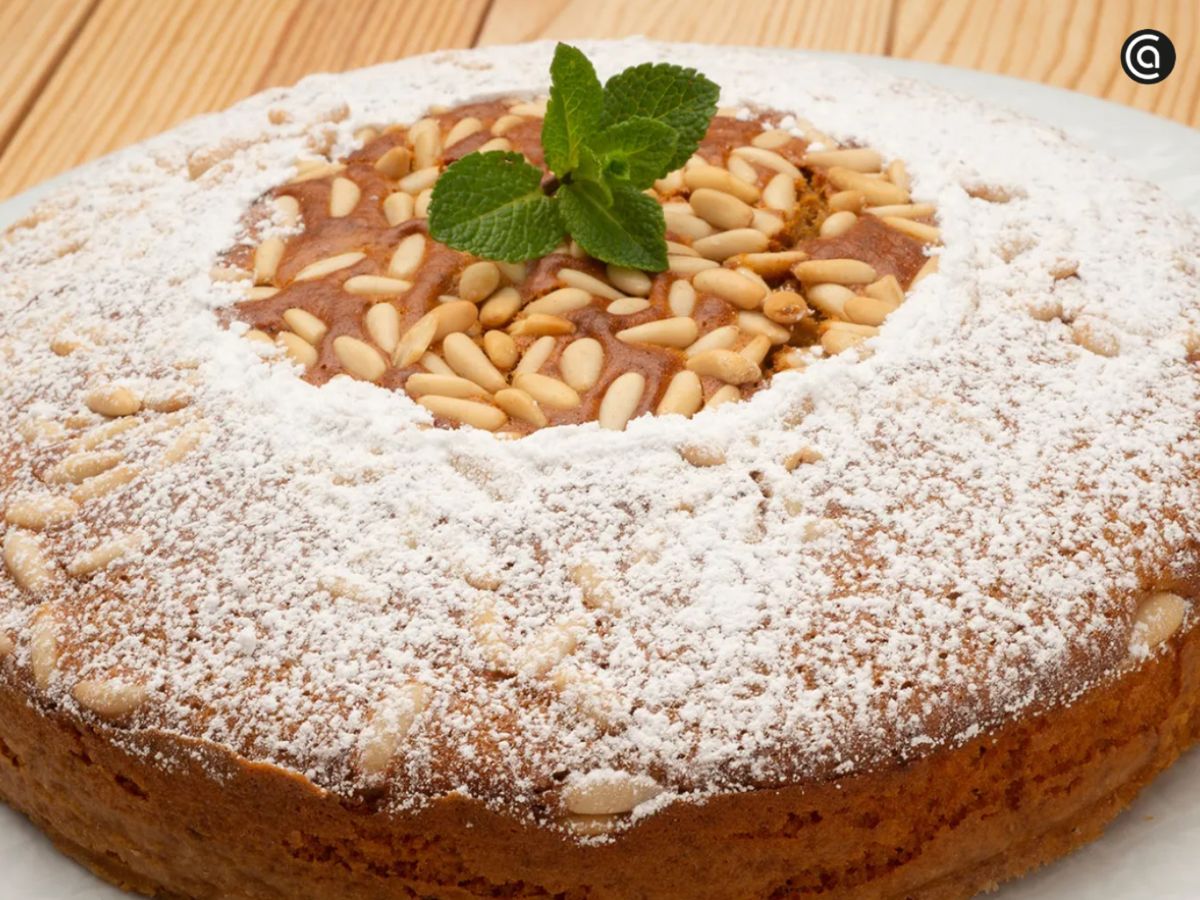 Esponjoso, aromático y con el toque crujiente de los piñones tostados.