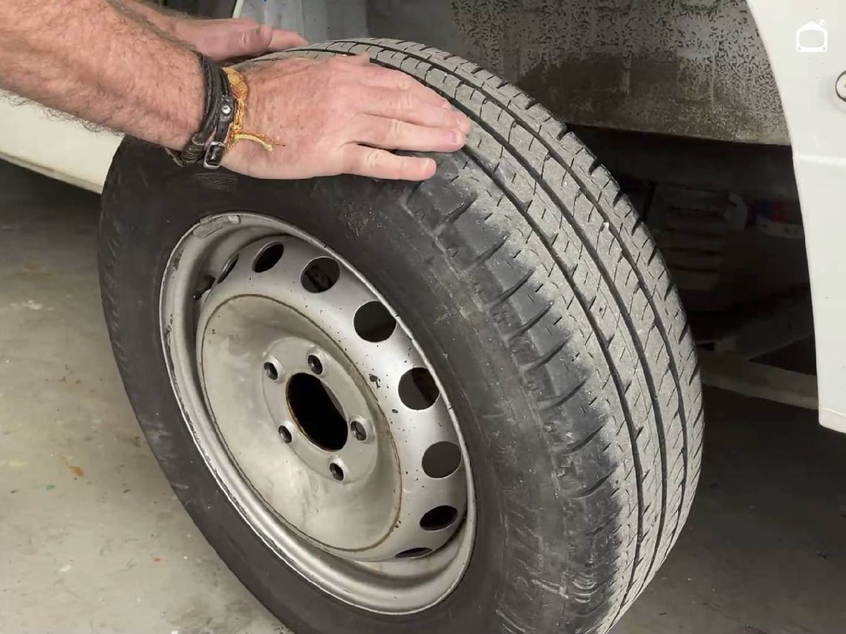 Quitar la rueda para arreglar un pinchazo.