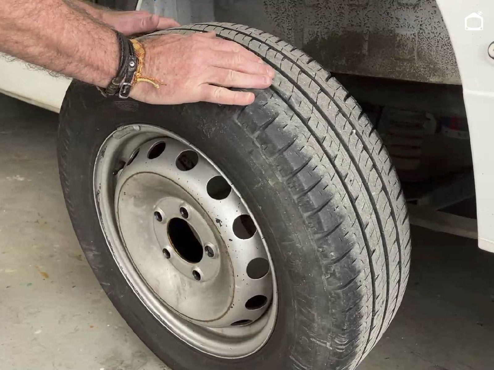 Quitar la rueda para arreglar un pinchazo. Quitar la rueda para arreglar un pinchazo.