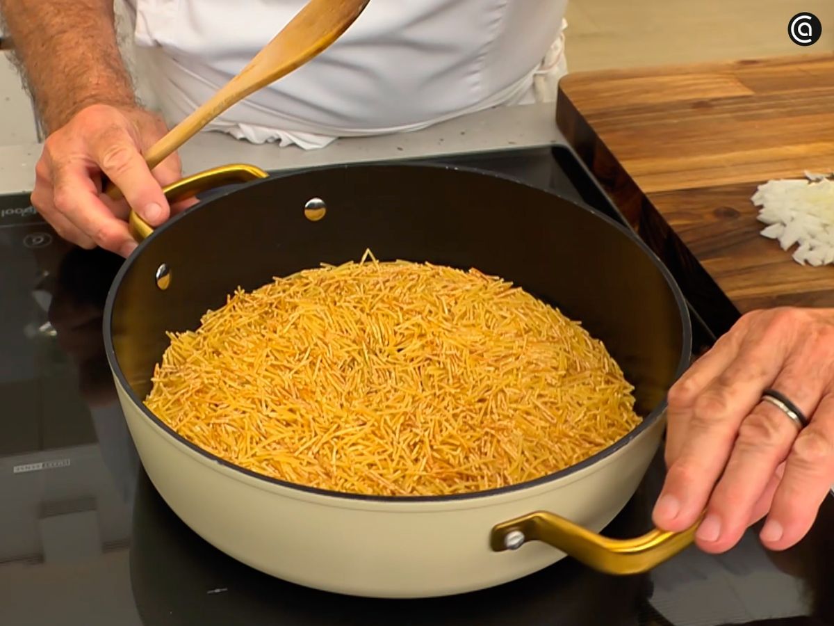 Tuesta los fideos hasta que cojan un color dorado