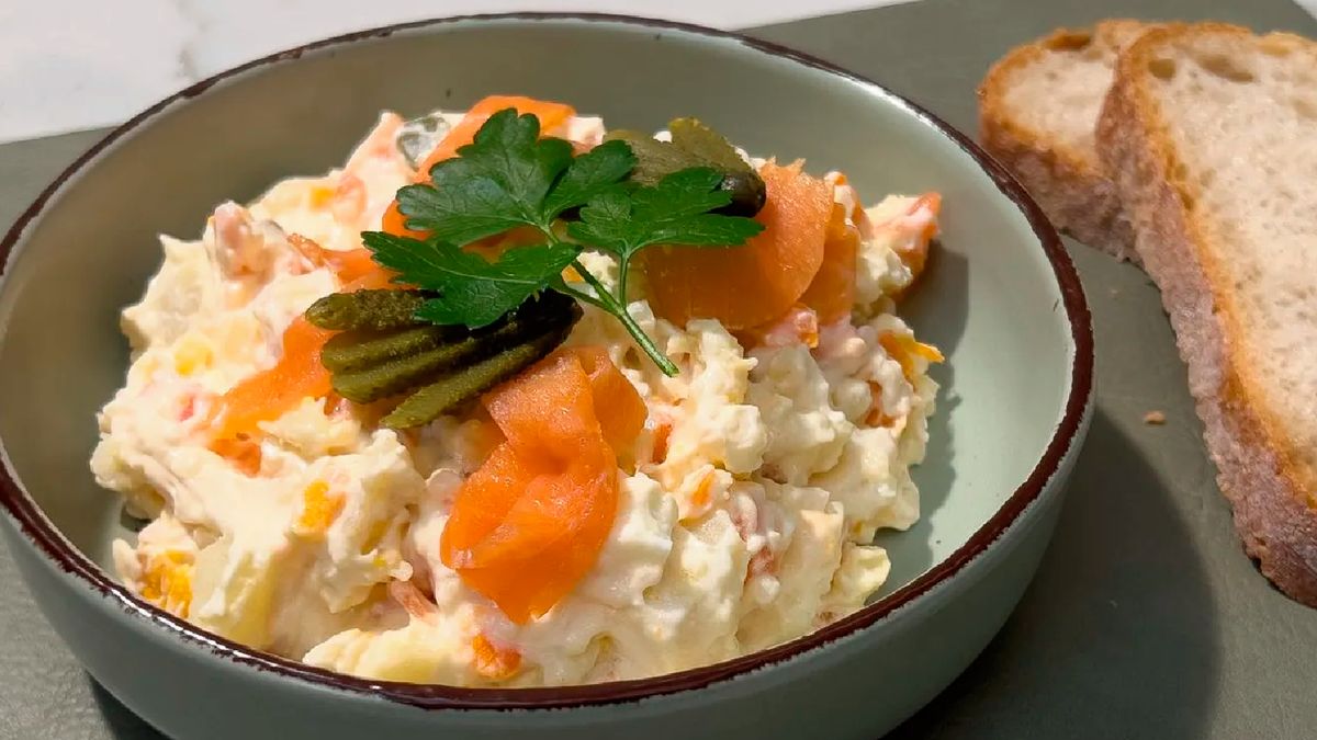 Ensaladilla de salmón, una idea diferente para cambiar la receta clásica 