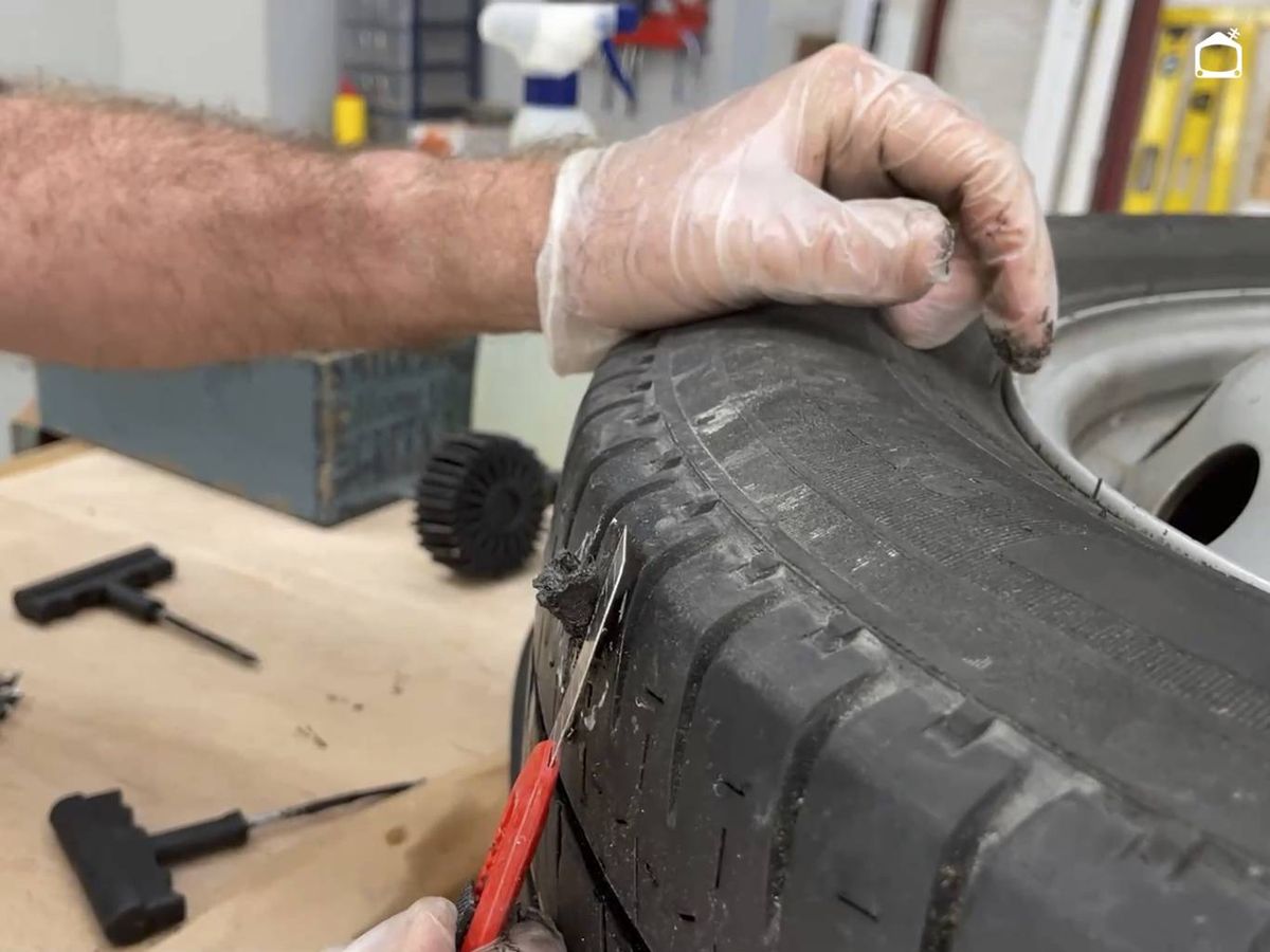 Cortar el sobrante del parche.