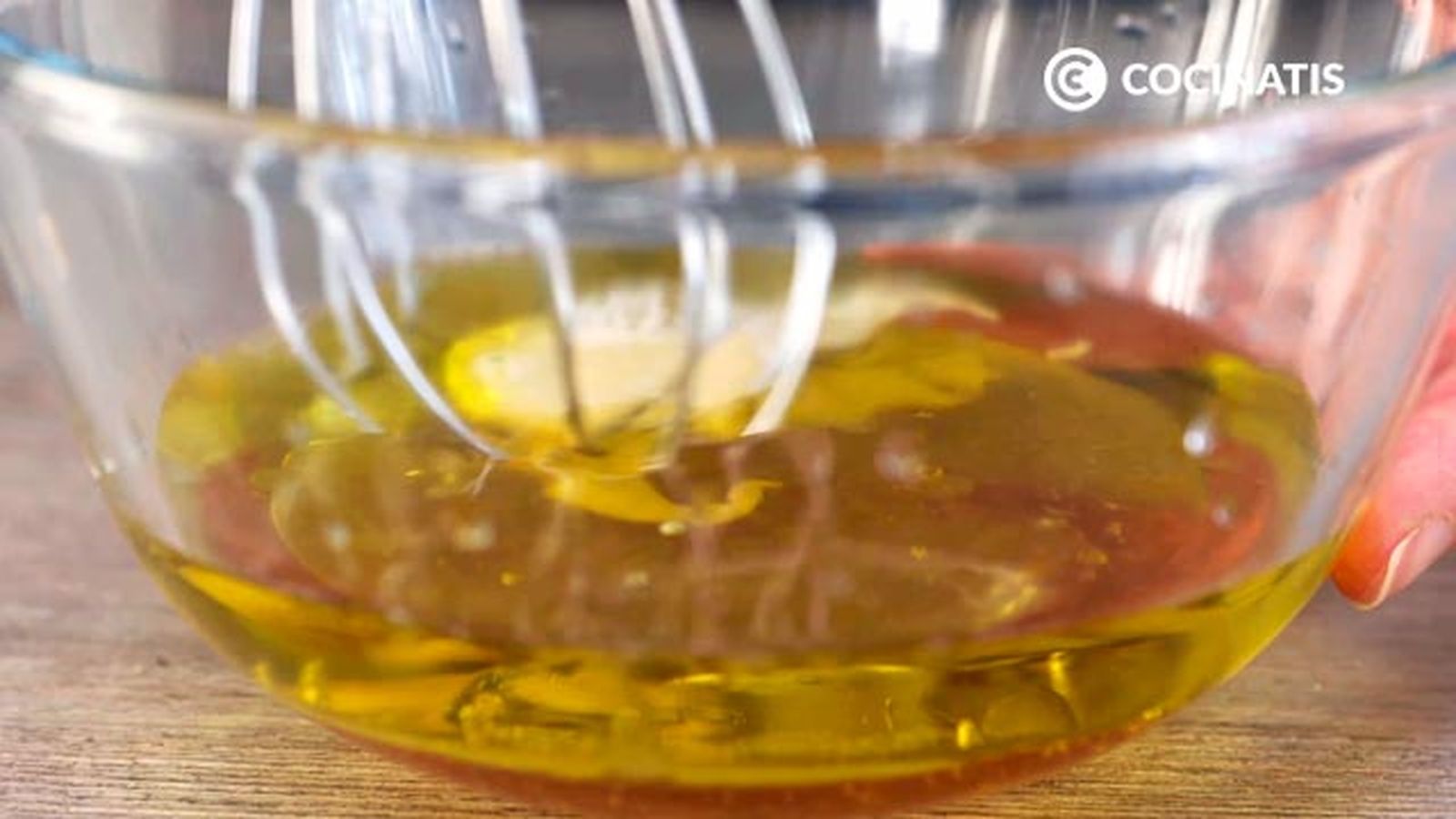 Bate todos los ingredientes Receta de salsa de mostaza y miel paso 2