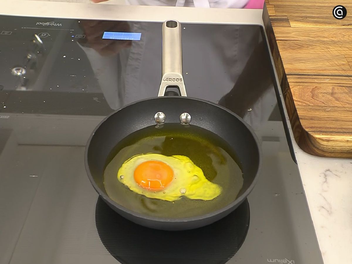 Arroz con morcilla, huevos fritos y pimientos rojos