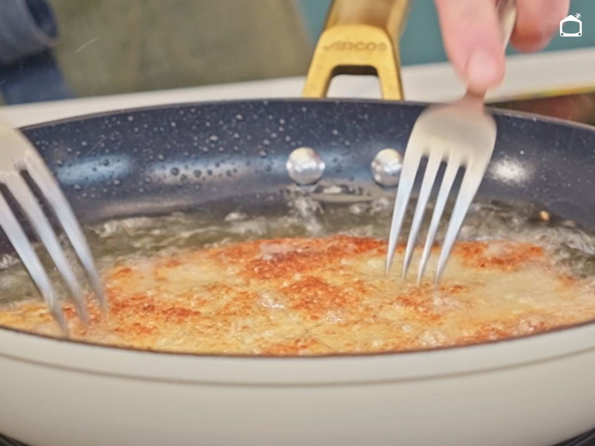 Fríe los escalopines en abundante aceite hasta que estén dorados y crujientes.