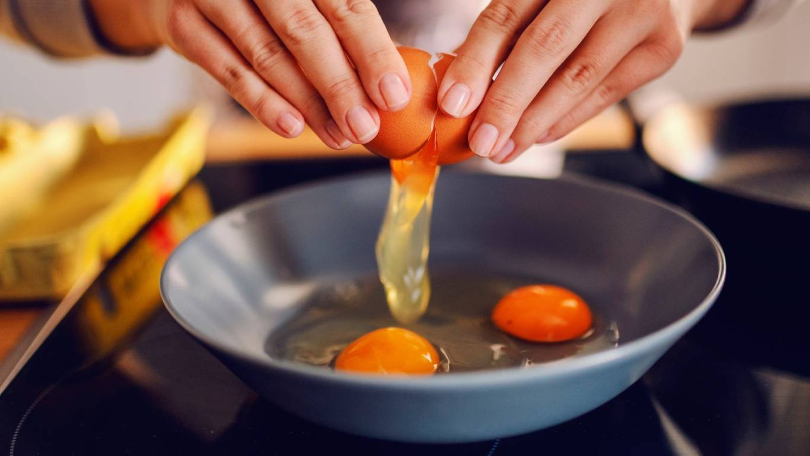 Evita cascar el huevo en la propia sartén