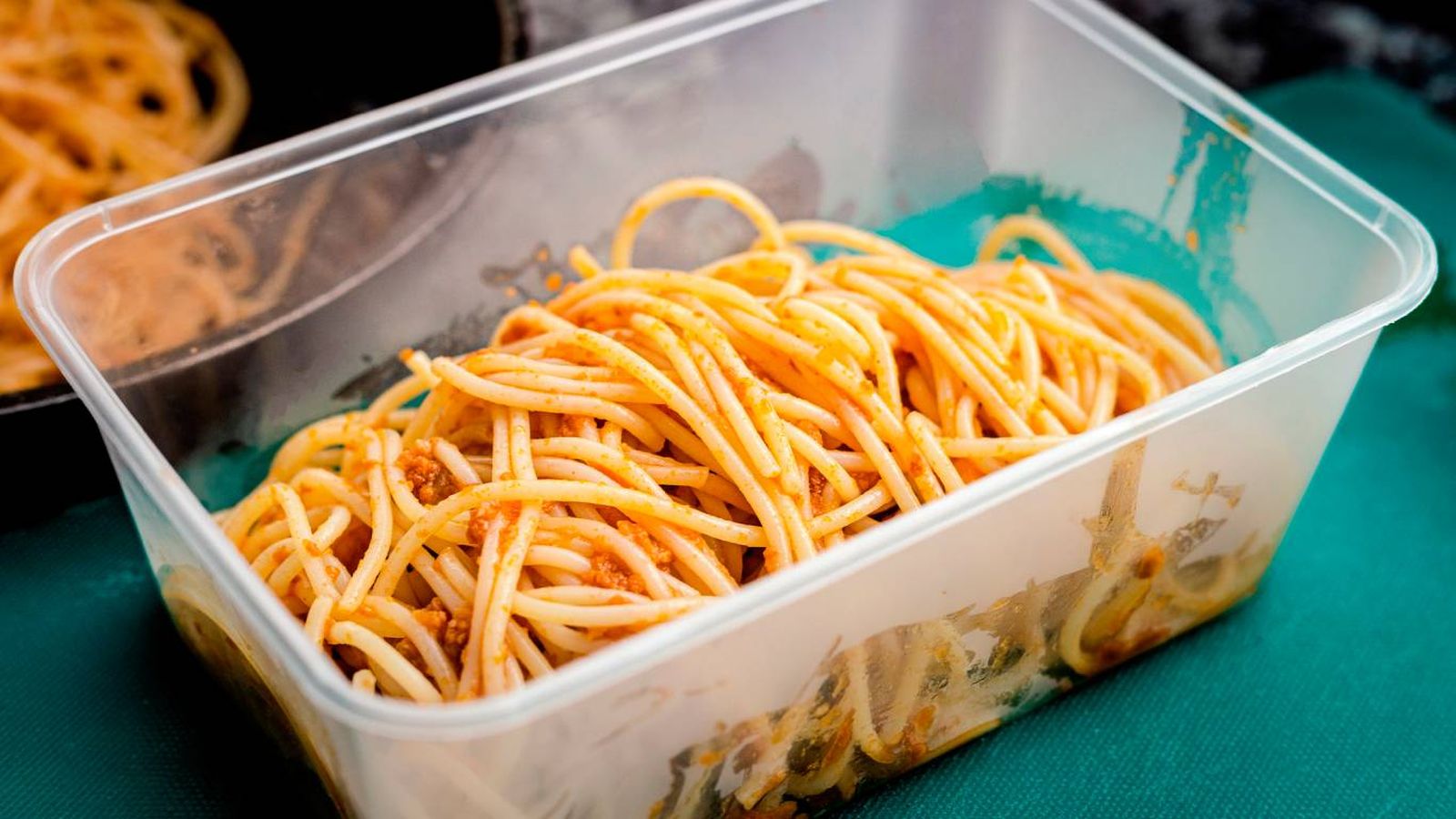 Es importante no dejar fuera de la nevera la pasta cocinada