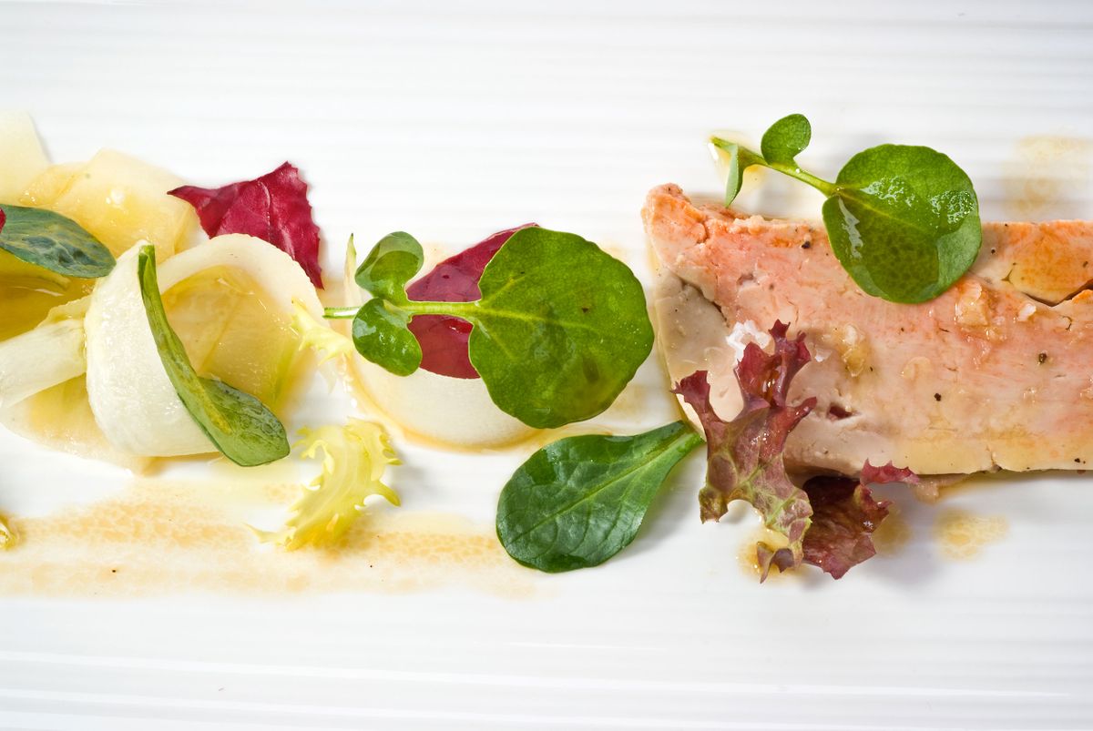 Ensalada de pepino e hígado de rape