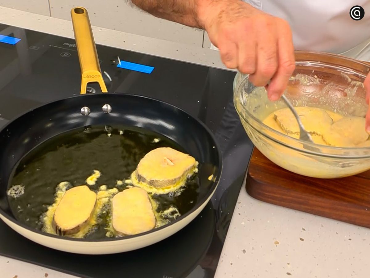 Reboza la merluza y fríela en una sartén con aceite caliente