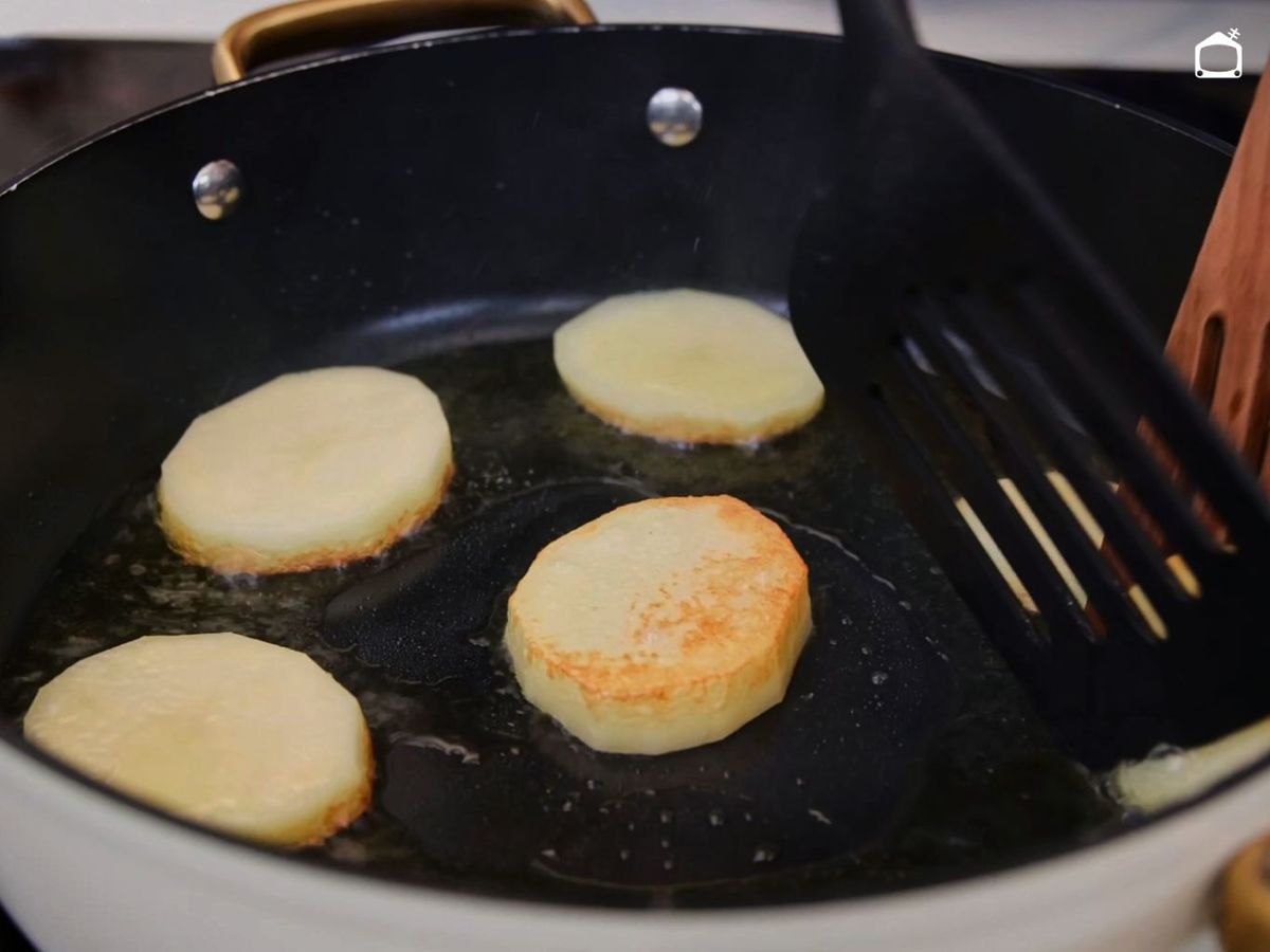 Sella las patatas para el arroz al horno con bacalao