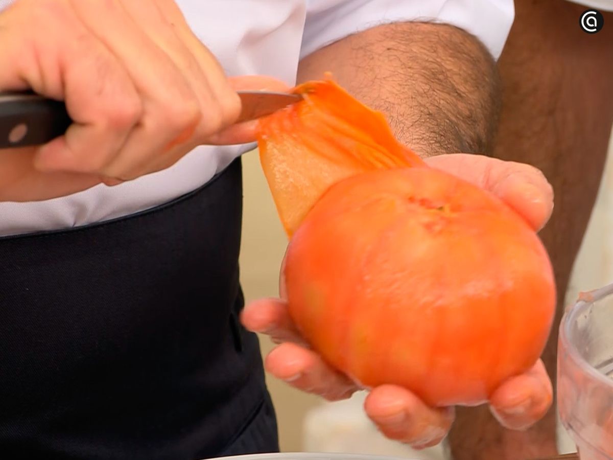 Escalda los tomates en agua caliente y quítales la piel
