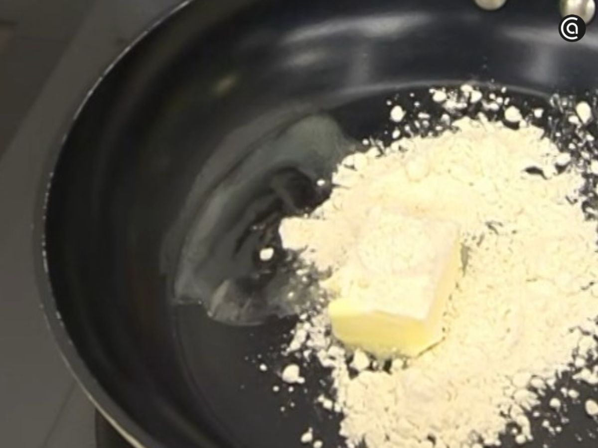 Añadimos la harina de golpe y comenzamos a mezclar para integrar ambos ingredientes.