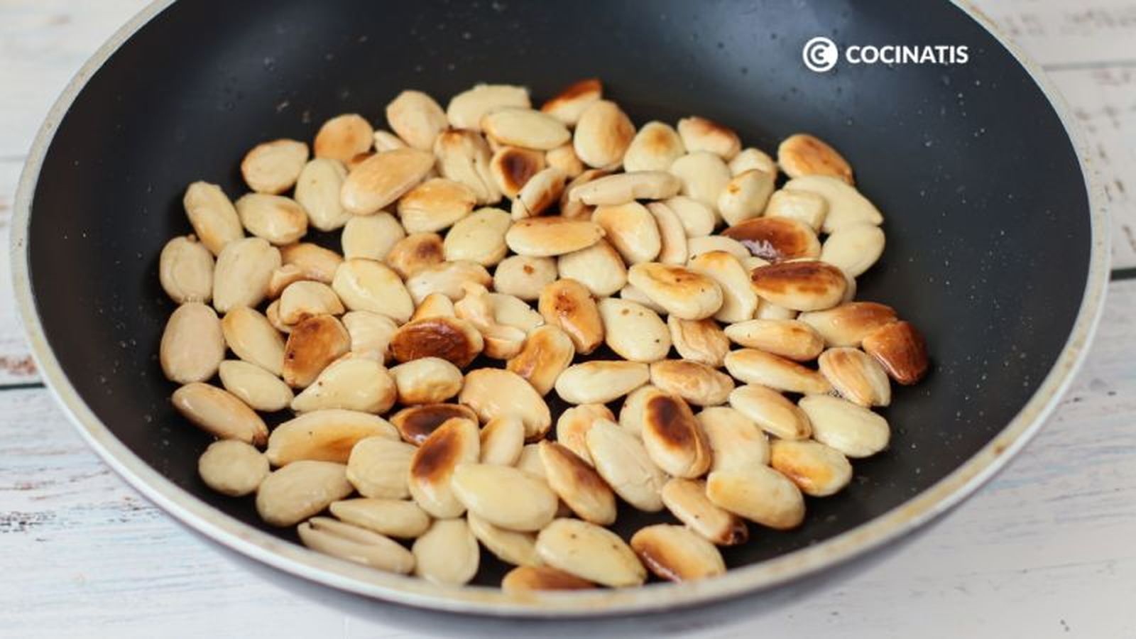 Tostamos las almendras en la sartén