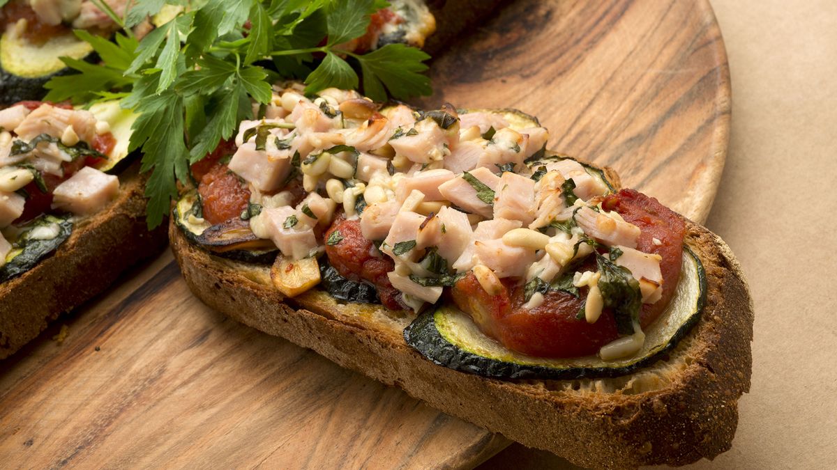 Tostas de calabacín y pavo al pesto