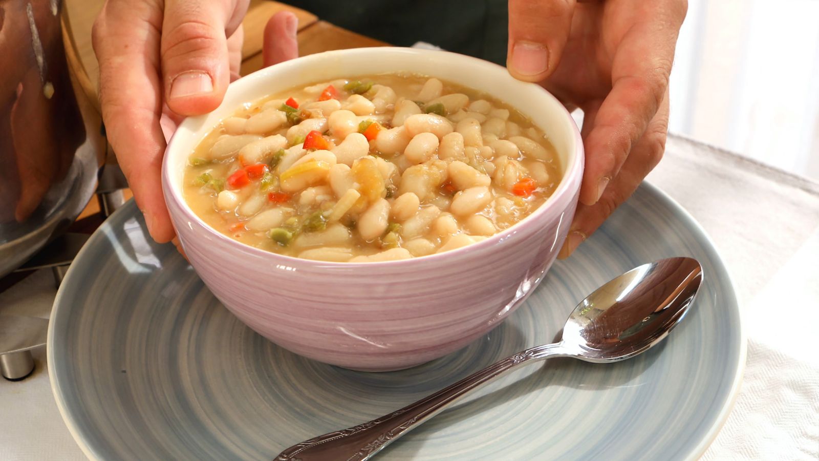 Alubias blancas con verduras, un plato perfecto para cualquier comida Alubias blancas con verduras, un plato perfecto para cualquier comida