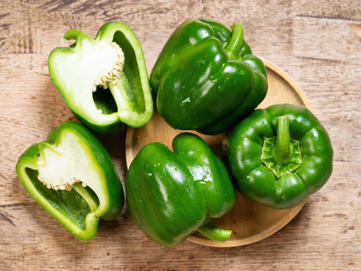 El pimiento verde conserva la clorofila que le da ese color y es menos dulce