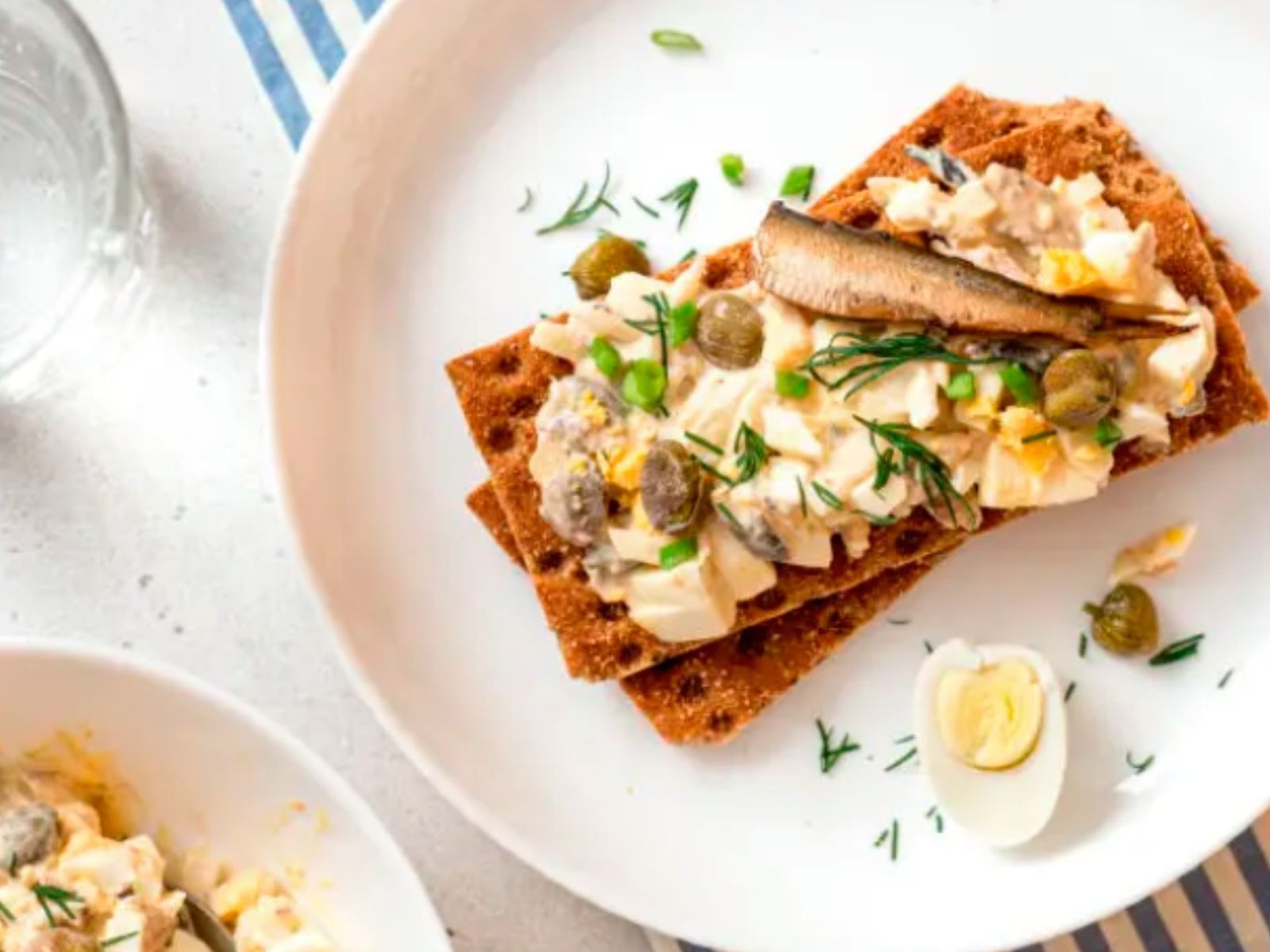 Ensalada típica sueca que se hace con huevo, arenque, cebolla y mayonesa