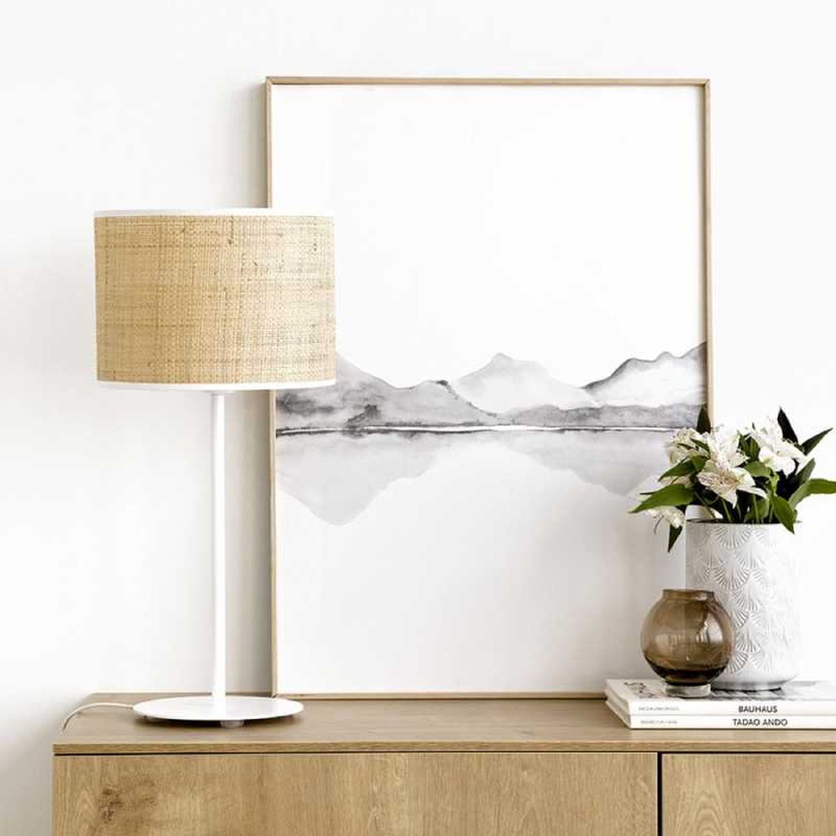 Lámpara con tulipa de fibras naturales.