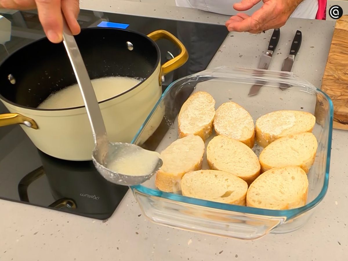 Empapa el pan con leche y vino