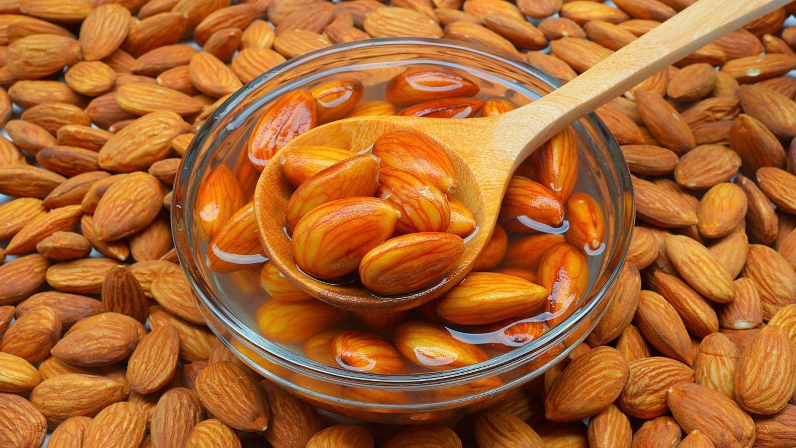 Este método evita que termines con los dedos cansados y las uñas llenas de cáscaras de almendra