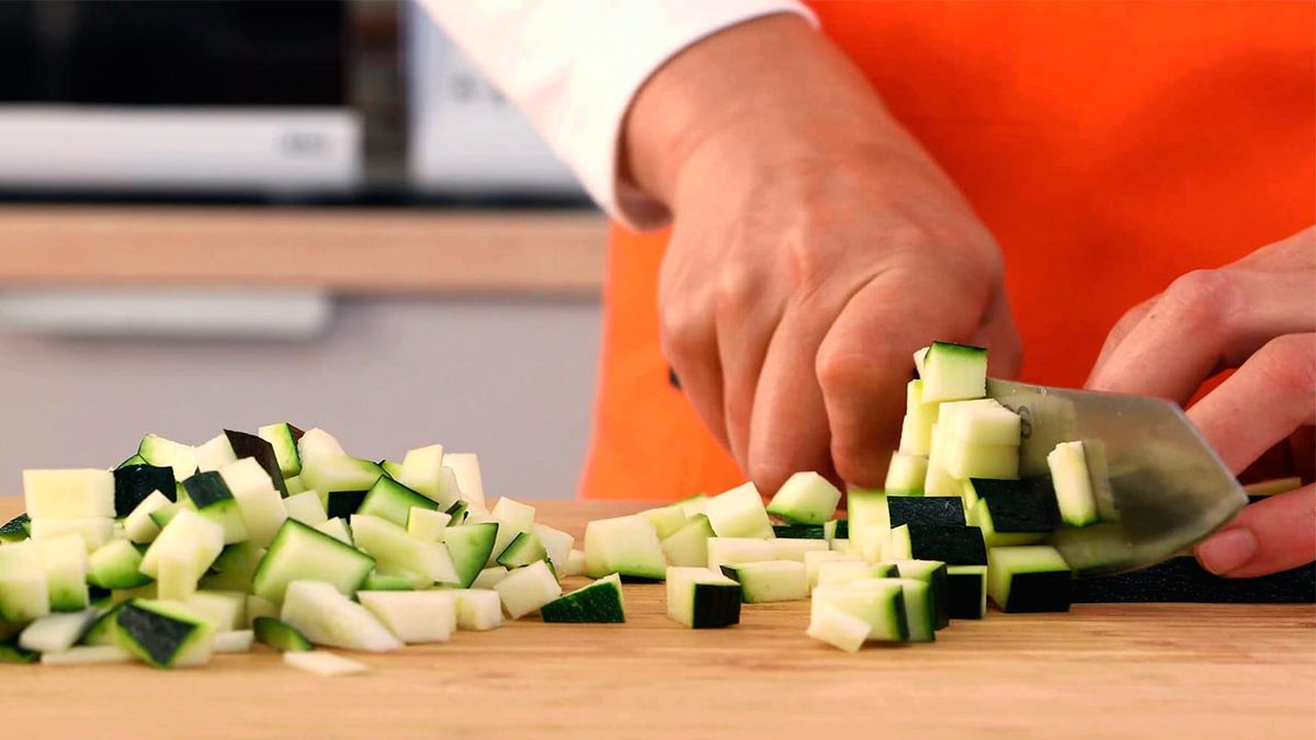 Receta de zarangollo murciano, revuelto de calabacín, cebolla y patata  paso 1