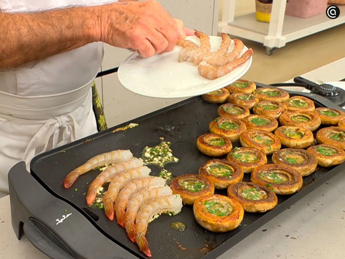 Sazona y cocina los langostinos con un par de cucharadas de aceite de ajo y perejil