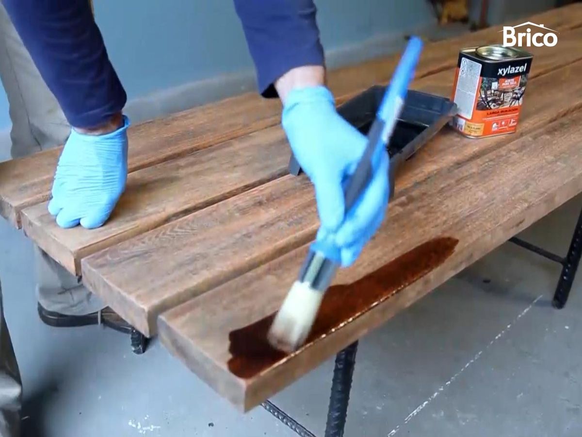 Aplicar una capa de protección a la madera